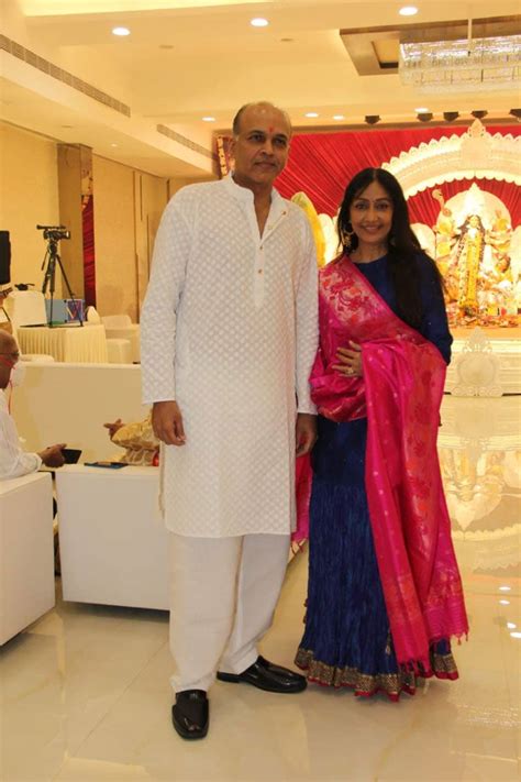 Durga Puja 2021 Kajol Mom Tanuja And Sister Tanishaa Mukerji Seek