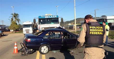 G Dois Idosos Morrem Ap S Carro Ser Atingido Por Carreta Em Mafra