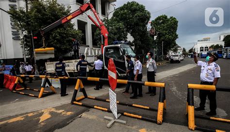 Foto Penutupan Akses Jalan Kawasan Kota Tua Foto Liputan