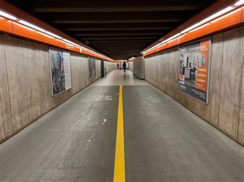 Roma Metro A Furti In Stazione Con La Scusa Di Chiedere Indicazioni