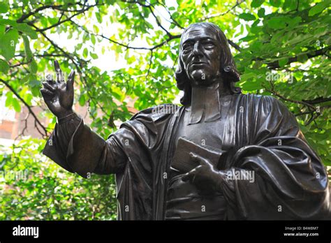 Estatua De Christopher Wren En Los Jardines De La Catedral De San Pablo