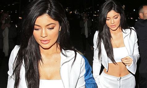 Kylie Jenner Toned Abs On Full Show At Gigi Hadids 21st Birthday