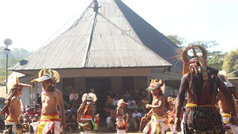 Tarung Adat Tarian Caci Adat Manggarai Youtube