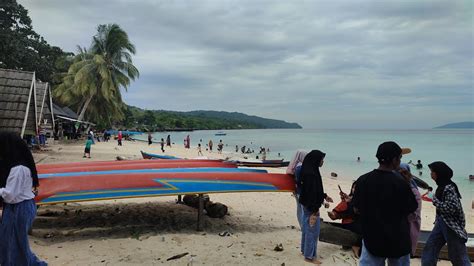 Basah Basahan Mandi Di Laut Main Di Pantai Nirwana Baubau Pulau Buton