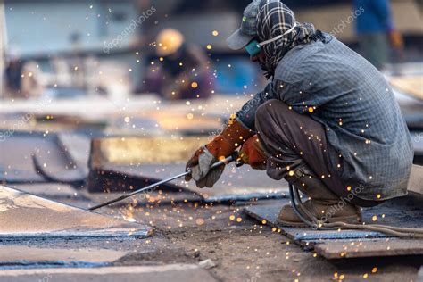 Gadani Pakistan Agosto 2021 Un Trabajador Que Usa Casco De Seguridad