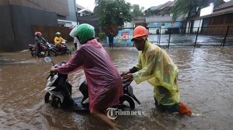 Delapan Lokasi Banjir Terparah Di Bekasi Malam Ini Jatibening Hingga