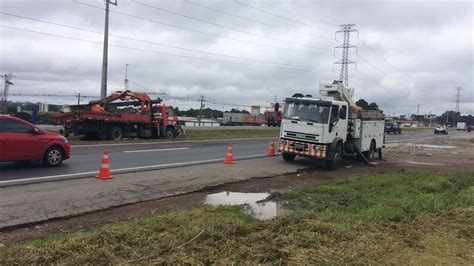 Carro derruba poste caminhão se enrosca nos fios e destrói outros três