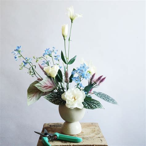 Beautiful Minimal Ikebana-Style Flower Arrangements | Vogue