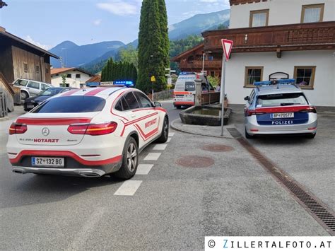 Kollision zwischen Auto und Motorrad auf Harter Landesstraße