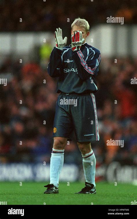 PETER SCHMEICHEL MANCHESTER UNITED FC 24 October 1998 Stock Photo Alamy