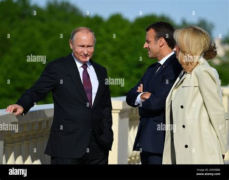 El Presidente Ruso Vladimir Putin Con El Presidente Francés Emmanuel Macron Y La Primera Dama