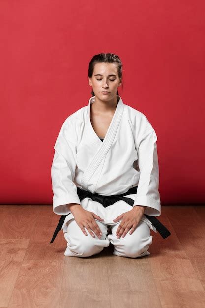 Mujer Meditando Con Los Ojos Cerrados Foto Gratis