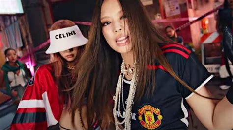 Jennie Blackpink Pakai Jersey Man United Dalam Video Klip Pink Venom