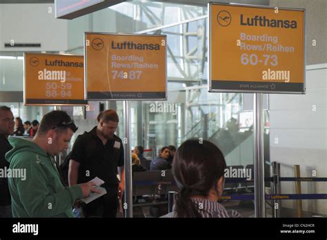 Lufthansa Boarding Fotos Und Bildmaterial In Hoher Aufl Sung Alamy