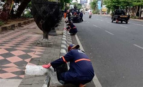 Supaya Tetap Indah Dinas Pu Mengecat Trotoar Di Kota Makassar Portal