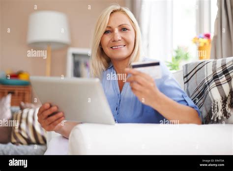 Reife blonde frau Fotos und Bildmaterial in hoher Auflösung Alamy