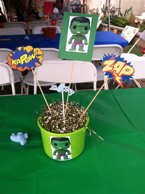 The Hulk centerpiece for Super Zack s baby shower Decoración de