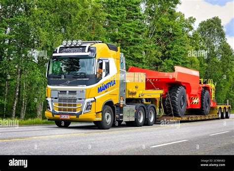 Amarillo Volvo Fh Semirremolque Mantyla E E Ky Transporta Un Cami N