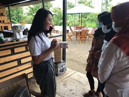 Pelatihan Penyajian Kopi Di Cafe Bukit Dermo Pokdarwis Nawungan Binaan