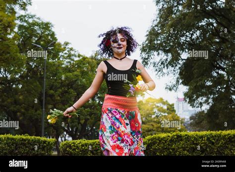 Jeune Femme Latine Avec Maquillage La Calavera Catrina Et Avec Une