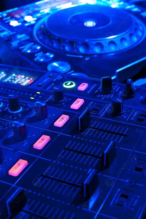 أدوات Dj وحدة التحكم في الصوت وطاولة الدوران صورة الخلفية والصورة