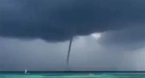 VIDEO así se vio una impresionante tromba marina en playas de Tulum