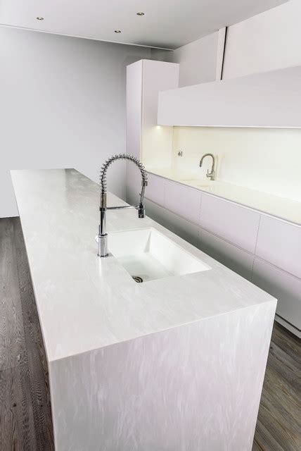 Corian Pearl Benchtop And 966 Integrated Sink Moderno Cocina Sídney De Corian Australia