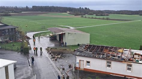 Wind bei Gießen deckt Dächer ab DWD vermutet Tornado WELT