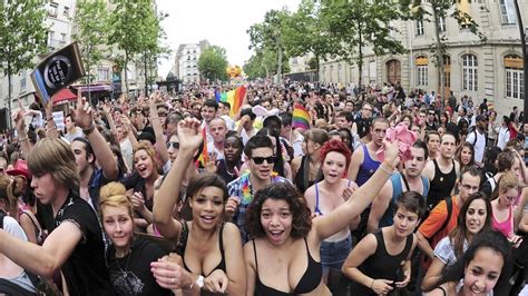 Paradas gay em Paris e Berlim levam milhares de pessoas às ruas