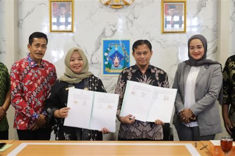 Bupati Tandatangani Nphd Dana Hibah Bantu Kinerja Kpu Dan Bawaslu