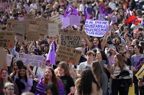 Marchan miles de mujeres contra la discriminación y los feminicidios en