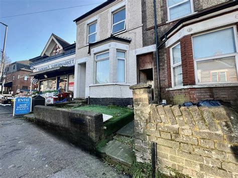 5 Bed End Terrace House For Sale In Dallow Road Luton Lu1 £400000