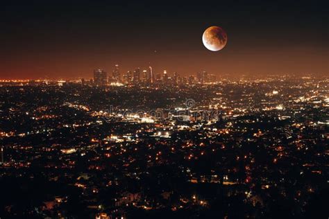 Vue Aérienne De Nuit Des Lumières Entourées De Bâtiments Avec Une