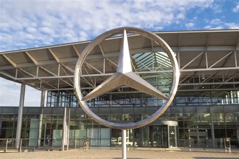 Mercedes-Benz остановит заводы из-за дефицита сырья на праздники