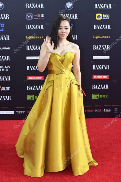 La Cantante China Zhang Liangying Posa Mientras Llega A La Alfombra