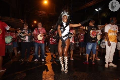 Rainha de Bateria da Viradouro Erika Januza agita ensaio de rua após