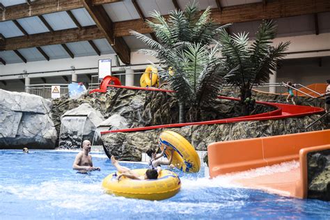 Zjeżdżalnie pomarańczowa pontonowa i czerwona Aquapark Fala