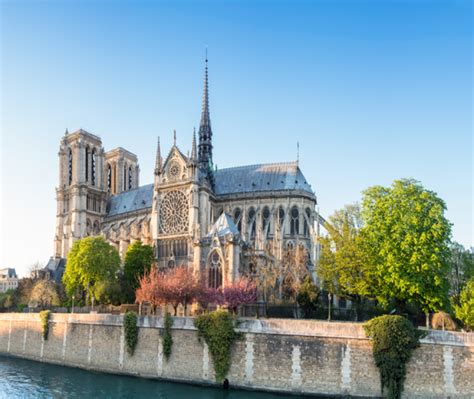 Reconstruction de la Cathédrale Notre Dame de Paris la Cour des