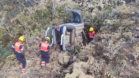 SUCESOS EN CANARIAS Aparatoso Vuelco De Un Coche Con Un Atrapado En