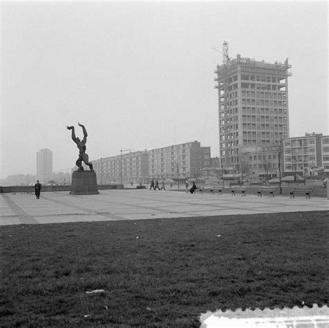 Stadsgezichten Rotterdam Torenflat En Het Beeld Stad Zonder Hart Vam