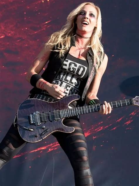 10 AWESOME FEMALE GUITARISTS OF THIS TIME - Silent Guitar