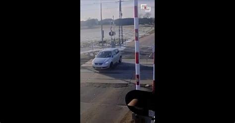 Polonia Auto Di Una Donna Bloccata Sui Binari Per Un Guasto Il