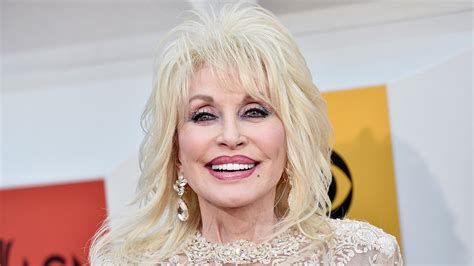 Dolly Parton Shares The Only Reason Shed Be Caught Without Makeup ‘it Would Have To Be Pretty