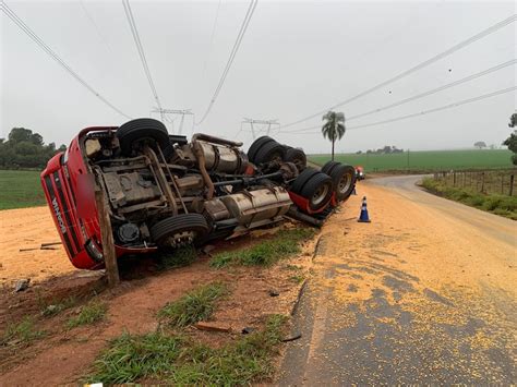 Caminhão Carregado de Milho Tomba em Estrada Vicinal de Buri SP