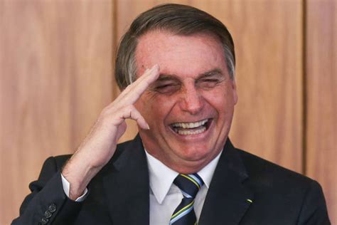 Bolsonaro comete crime ao negar vacina à filha e Conselho Tutelar pode