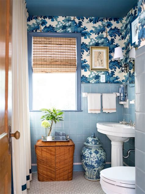 44 Chic Wallpapered Bathrooms That Will Convince You To Take The Plunge