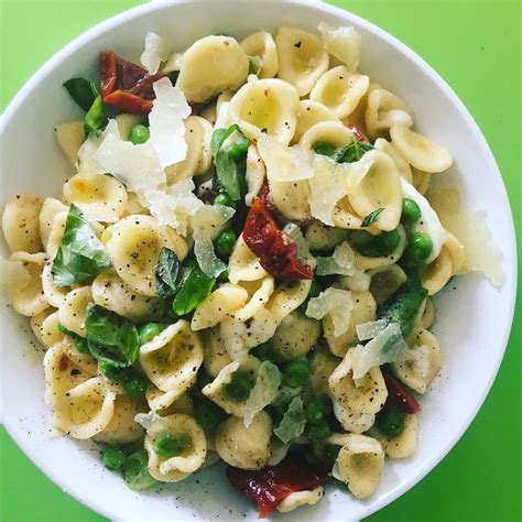 Pranzo Casa Vegetariano Orecchiette Con Piselli Pomodorini Secchi