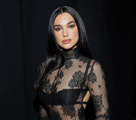 Dua Lipa recibe Año Nuevo con un vestido seductor y zapatos pumps