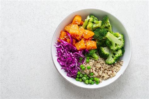 Almuerzo vegetariano de quinoa y brócoli buddha bowl con al horno