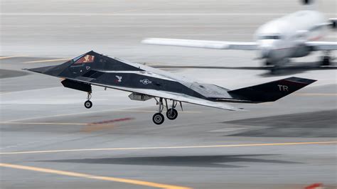 Рідкісні фото секретного стелс літака F 117 на землі і в небі